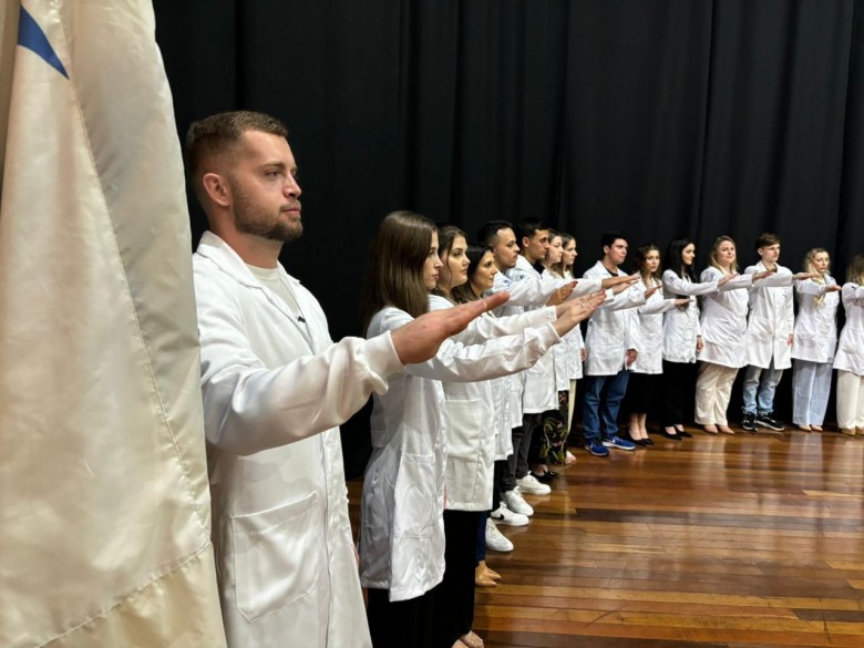 arquivos/tinyMCE4/admmogly/curso-de-medicina-promove-aula-inaugural e-cerimonia-de-entrega-de-jalecos-aos-novos-estudantes/jalecos06.jpeg